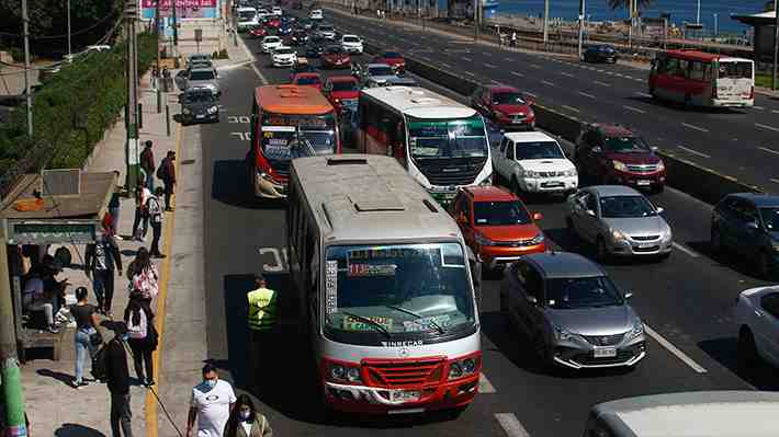 "Pequeño analgésico" y "tiene ventajas": Las reacciones de actores políticos por idea de restricción vehicular en Valparaíso
