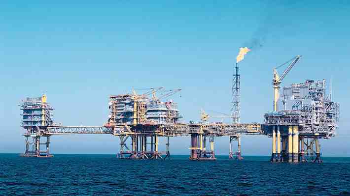 Petróleo anota potente caída este viernes tras una inflación que llegó a máximos de 40 años en EE.UU.