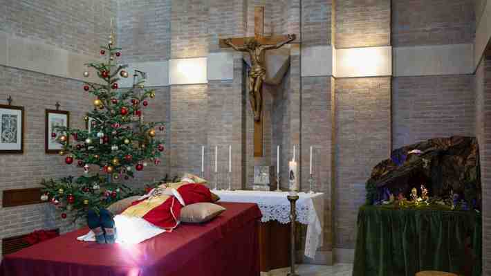 Vaticano revela primeras imágenes de velorio privado de Benedicto XVI vistiendo casulla pontificia