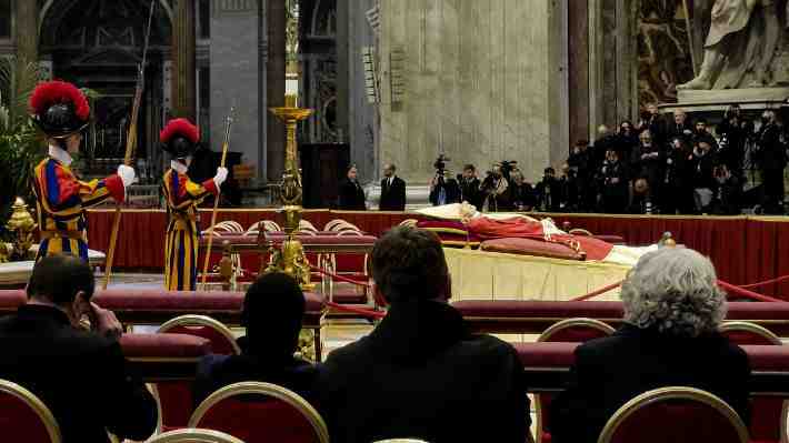 Miles de fieles desfilan para despedir a Benedicto XVI en la basílica de San Pedro