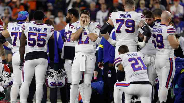 Consternación en la NFL: Jugador queda en estado crítico tras sufrir un paro cardíaco en pleno partido