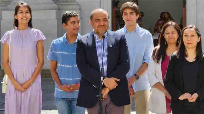 Ministro de Educación defiende SAE y anuncia que el próximo año exigirá a colegios elaborar listas digitales para evitar filas