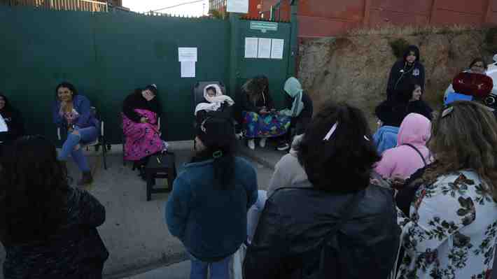 Largas filas, carpas e incluso asaltos: El complejo escenario de padres que buscan matrículas para sus hijos