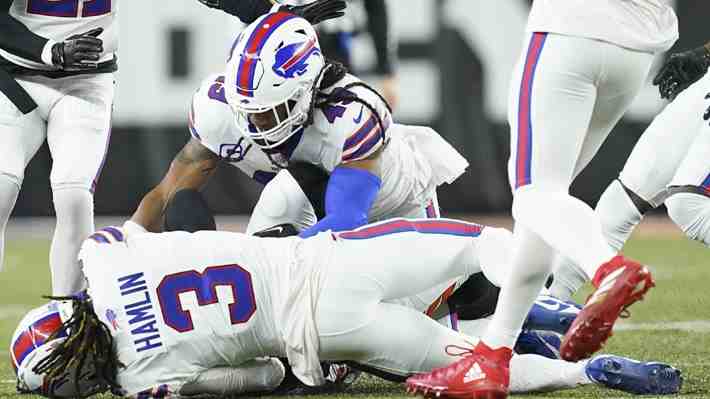 "Tuvieron que resucitarlo dos veces"... Dan más detalles de la salud del jugador de NFL que sufrió paro cardíaco en pleno partido