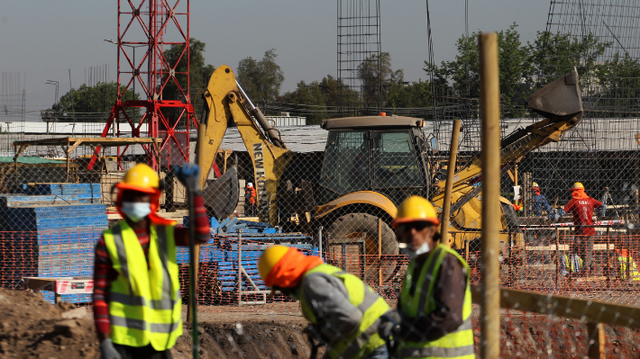 MOP dice que "no hay obras públicas paralizadas" pese a crisis en la construcción: Parlamentarios cuestionan afirmación