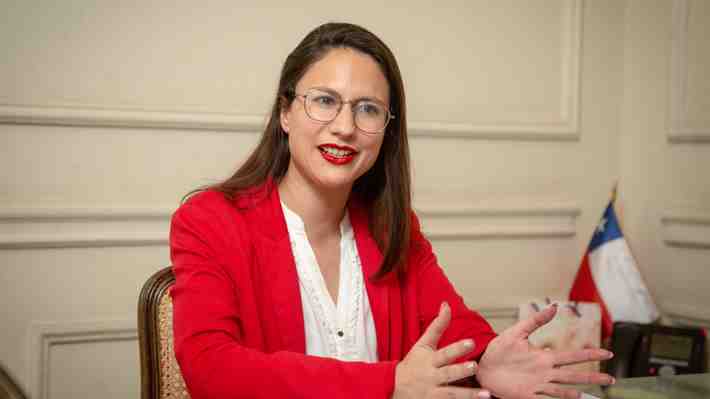Más de $2 mil millones para 17 colegios: Mineduc anuncia plan de reparación de liceos de Santiago centro