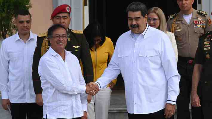 Presidente de Colombia se reúne con Maduro en Venezuela previo a su viaje a Chile