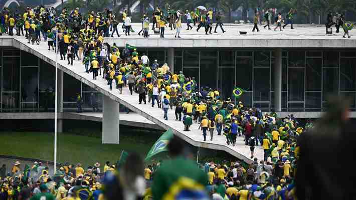 Condena de Boric, distanciamiento de Kast y comparaciones con EE.UU.: Ecos en Chile del asalto a los poderes en Brasil