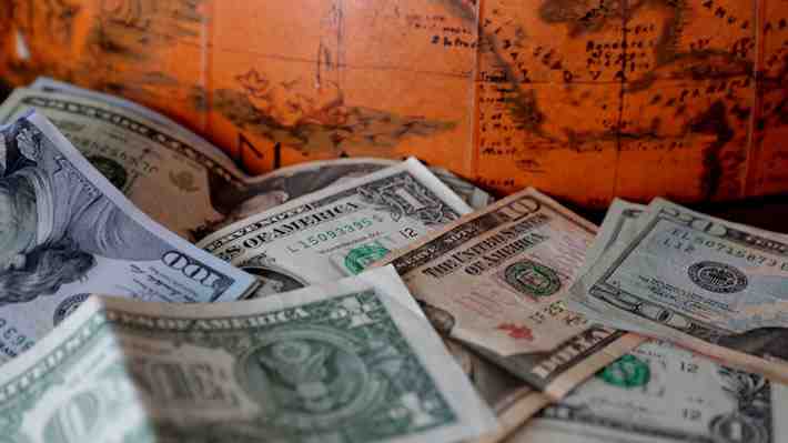 Dólar abre este martes en búsqueda de su tercera sesión consecutiva de caídas: Cotiza bajo los $840