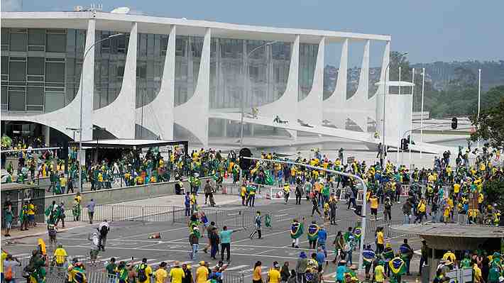 "¡Queremos el código fuente!": La desinformación que desencadenó los ataques a los poderes del Estado en Brasil