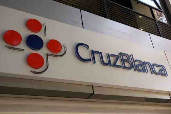 ¿La primera en caer?: Incumplimiento de contrato, pérdidas y despidos tienen a isapre Cruz Blanca en el ojo del huracán