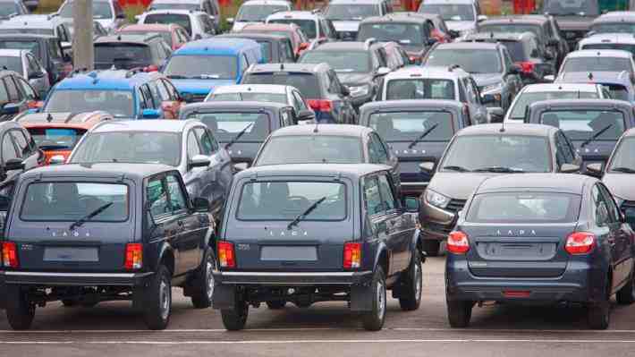 La venta de automóviles en Rusia se desplomó casi un 60% en 2022