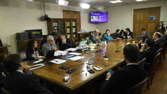 Comisión de Constitución de la Cámara rechaza idea de legislar "autopréstamo" masivo de parlamentarios
