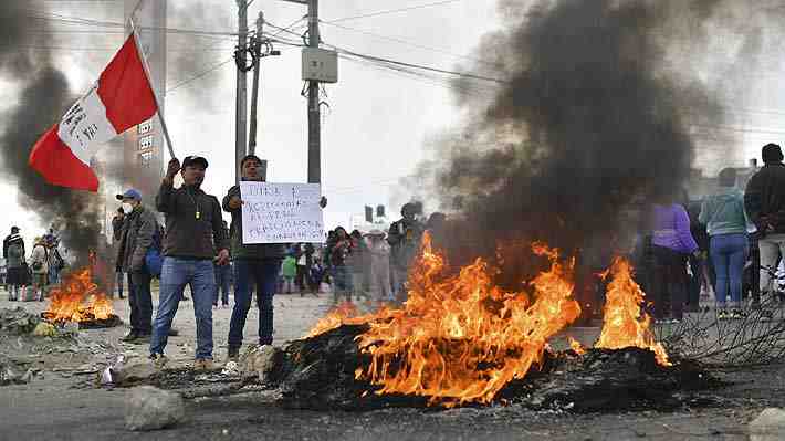 Gobierno recomienda "posponer" viajes a Perú o "tomar resguardos" ante grave crisis política y social