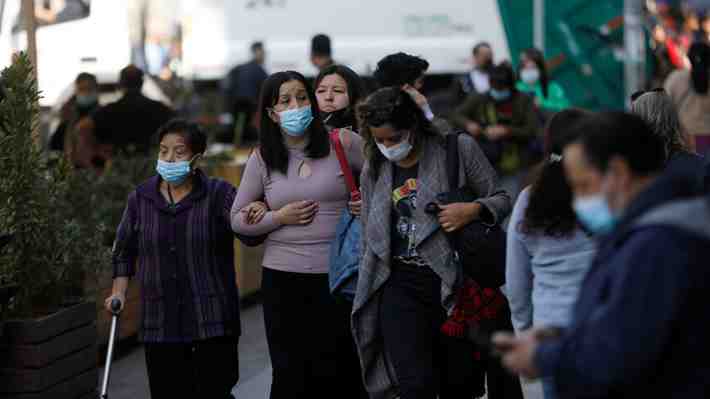 Más contagiosas y capaces de reinfectar: Las características de las subvariantes de Ómicron que ya están en Chile