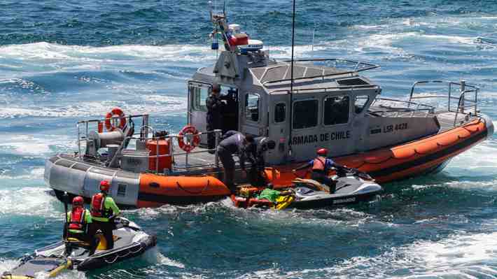 Un adulto y dos niños están desaparecidos tras ser arrastrados por una ola en la playa Pingueral