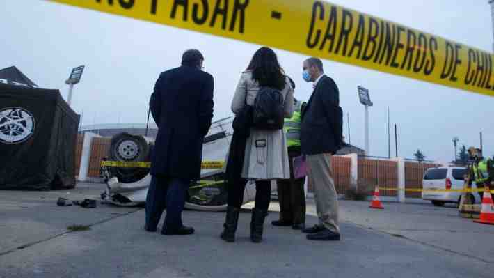 Habría tratado de esquivar peatones: Hombre fallece tras impactar su auto contra un poste en Maipú