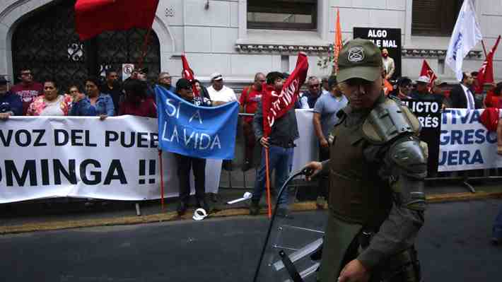 Ministros ya están reunidos: Grupos a favor y en contra de Dominga esperan decisión fuera del Ministerio de Medio Ambiente