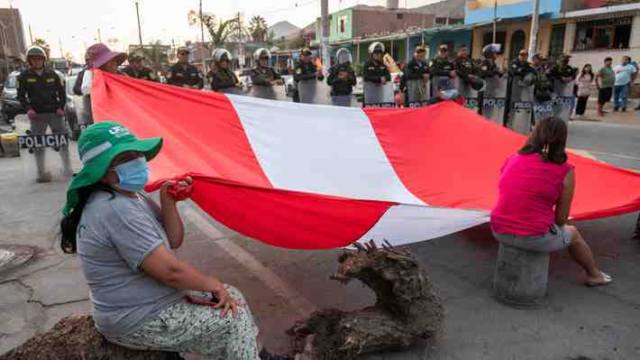 Manifestaciones en Perú dejan un fallecido, una persona herida y ataques a la sede judicial y policial en el sur del país