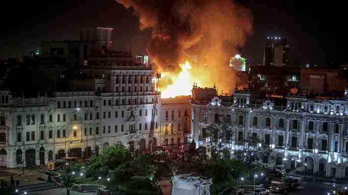 Incendio afecta a histórico edificio cercano a Plaza San Martín en Lima en medio de nueva jornada de manifestaciones