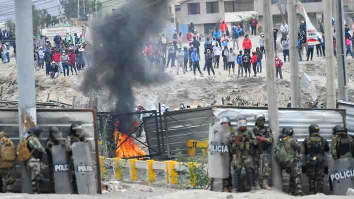 Manifestantes atacan y queman una comisaría policial en el sur de Perú durante nueva jornada de protestas