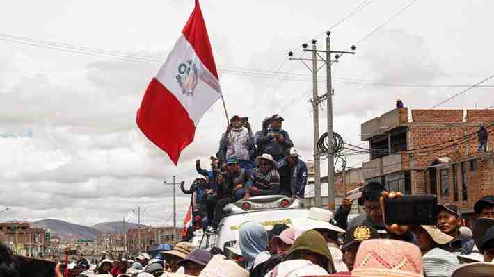Manifestantes peruanos queman un segundo puesto fronterizo con Bolivia y gobierno dice que "perjudica el comercio bilateral"