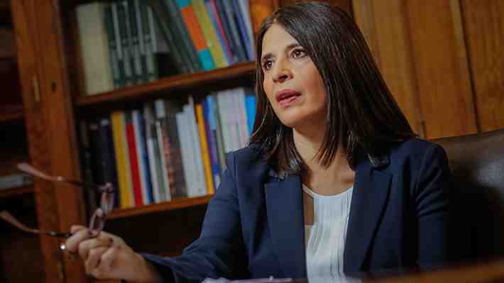 Confiada en el respaldo del Gobierno: Los días de Marcela Ríos lejos de La Moneda y preparando su defensa