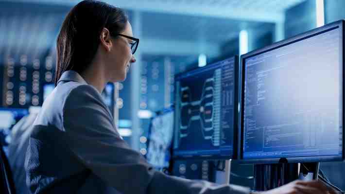 Proyecto que entrega becas de reconversión y especialización digital cumple cuatro años