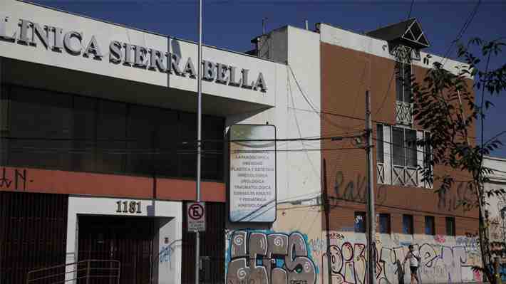 Ex clínica Sierra Bella: El historial de querellas por negligencias del recinto que adquirirá la municipalidad de Santiago