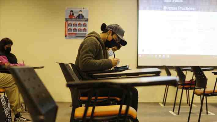 Reclamos y denuncias contra de instituciones de educación superior caen 5,5% respecto de 2021