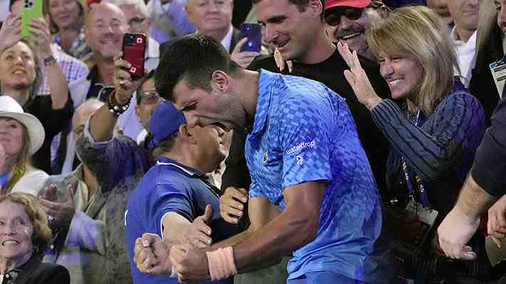 Estalló en llanto y casi se desploma: Mira el desatado, emotivo y preocupante festejo de Djokovic