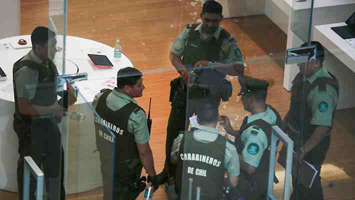 Encuentran en Peñalolén tres vehículos similares a los utilizados en asalto en Mall Plaza Egaña