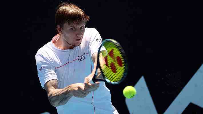 Odia el tenis e inventó el golpe más raro de la historia: Quién es la estrella de Kazajistán que amenaza a Chile en la Davis