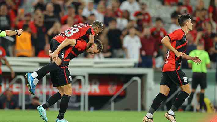 "Un hermoso problema, emocionó a la hinchada": Arriagada se llena de elogios por su debut en Brasil... Repasa el golazo que hizo