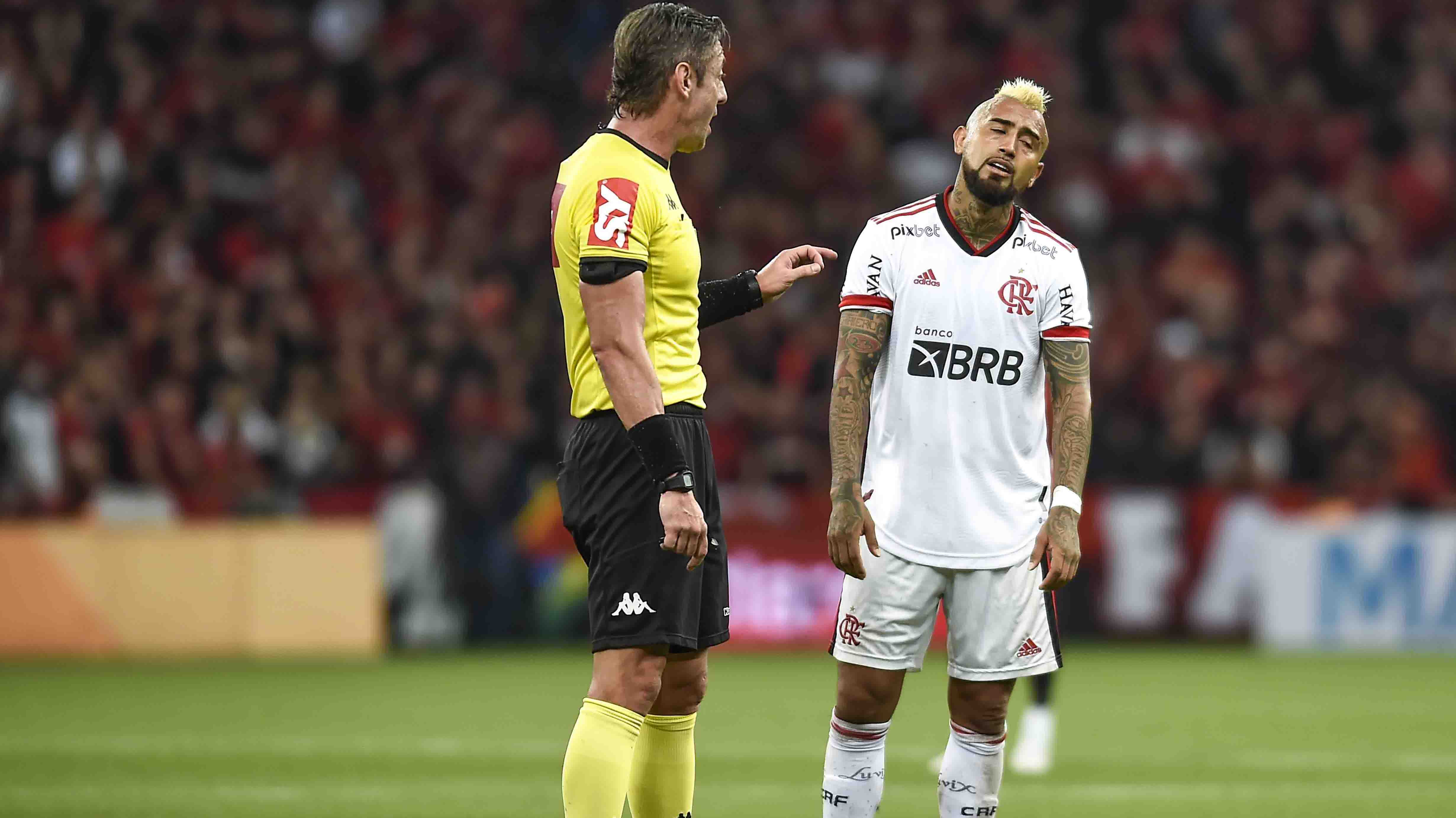 El complejo momento de Vidal con berrinche incluido: Escasa participación en el Flamengo y un guiño a Colo Colo