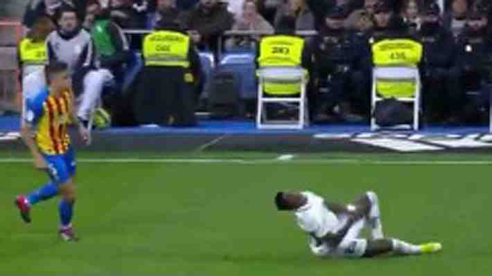 "Criminal, con intención de hacer daño": Mira la brutal patada que le dieron a estrella del Real Madrid
