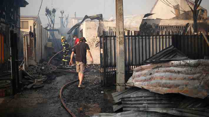 Incendios: Arauco afirma que focos de riesgo para planta en Ñuble "están controlados" y detalla medidas ante emergencia