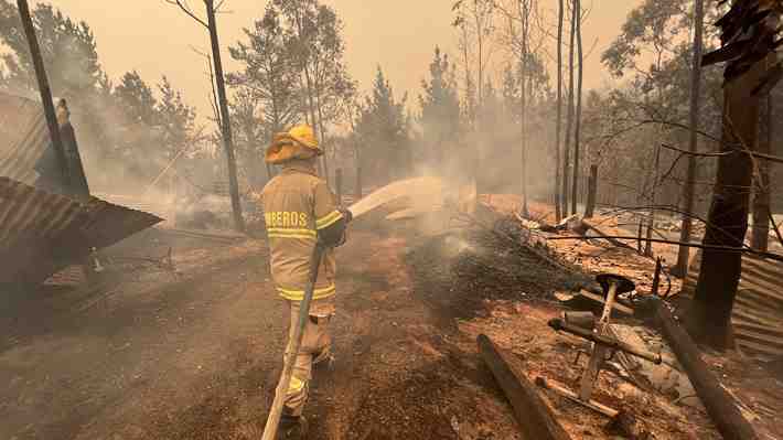 Senapred declara alerta roja para región de La Araucanía por simultaneidad de incendios forestales "con comportamiento extremo"