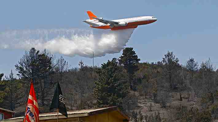 Avión "Ten Tanker" estaría en Carriel Sur a las 13:00 y se centrará en el incendio de Santa Juana y Nacimiento