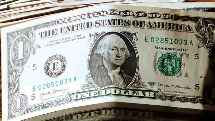 Dólar se dispara este lunes y sube casi $12 impulsado por factores externos: Cierra por sobre los $805