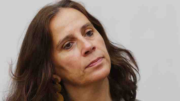 Canciller Urrejola adelanta regreso de sus vacaciones en medio de críticas por ausencia en emergencia
