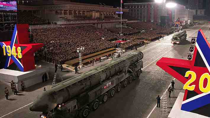 Corea del Norte exhibe sus misiles intercontinentales en desfile militar liderado por Kim Jong-un