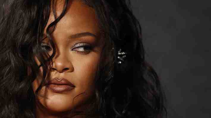 Rihanna afirma que esta vez aceptó actuar en el Super Bowl para "representar a las mujeres negras" y "a los inmigrantes"