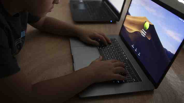 Francia exigirá "pasaporte digital" para validar edad de quienes acceden a contenido porno en la web