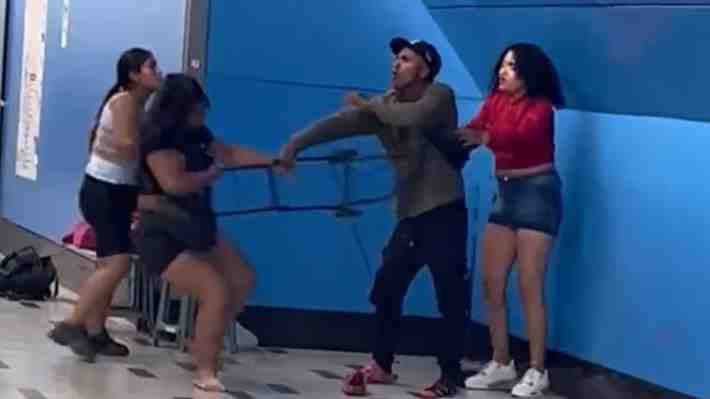 Registran riña entre comerciantes ilegales en estación Universidad de Chile del Metro
