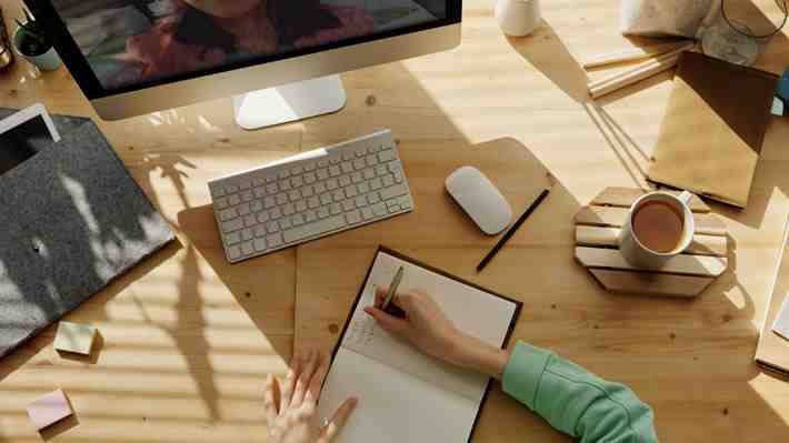 ¿Jornada laboral de cuatro días?: Prueba en Reino Unido fue un éxito y concluye que mantiene productividad y reduce estrés