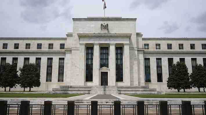 Minutas: Fed seguiría aplicando alzas a tasas de interés para reducir la inflación en EE.UU. hasta su objetivo de 2%