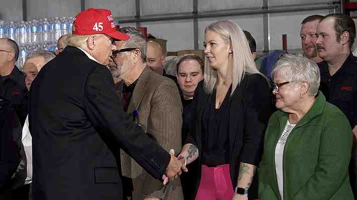 EE.UU.: Trump visita la zona del descarrilamiento en Ohio y critica viaje de Biden al extranjero