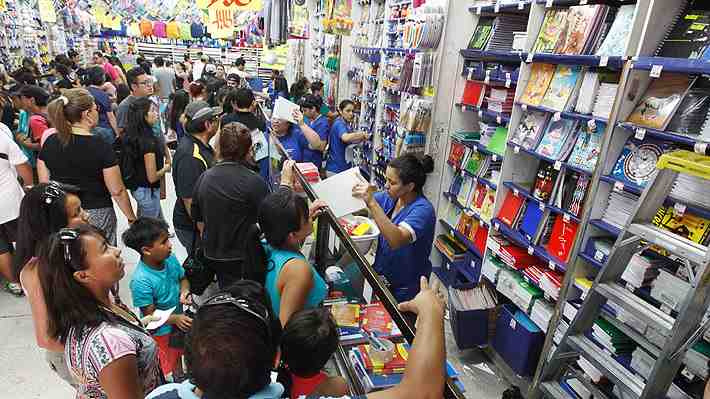 Sernac detecta que familias chilenas gastarán en promedio $209 mil en textos y uniformes escolares este 2023
