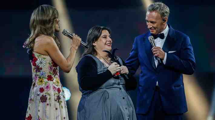 Una nerviosa Laila Roth no hace reír a la Quinta Vergara, pero igual se llevó gaviota de plata